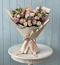 Букет цветов из:  Розы и Лизиантусы в Усть-Калманке