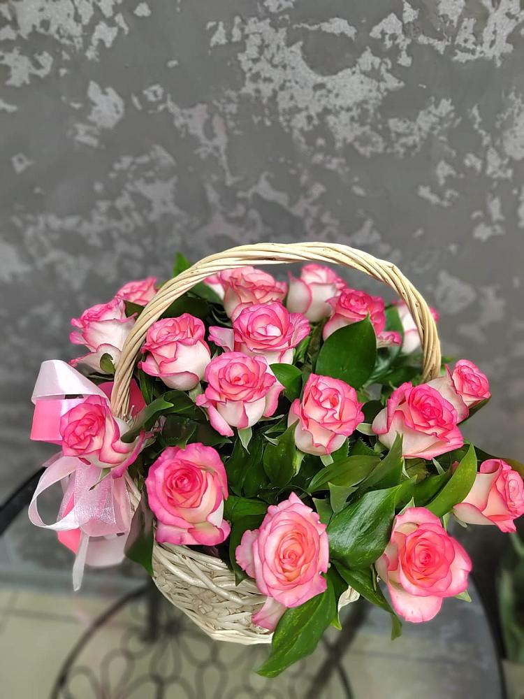 Цветочная композиция из Розы в корзине в Усть-Калманке