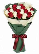 Букет Микс из красных и белых роз в Усть-Калманке