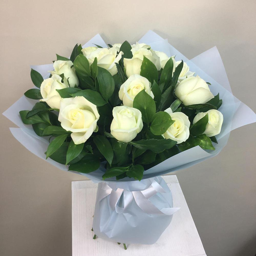 Букет 15 Белых роз Проуд в Усть-Калманке