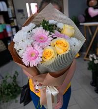Букет цветов из:  Герберы, Розы и Хризантемы в Усть-Калманке