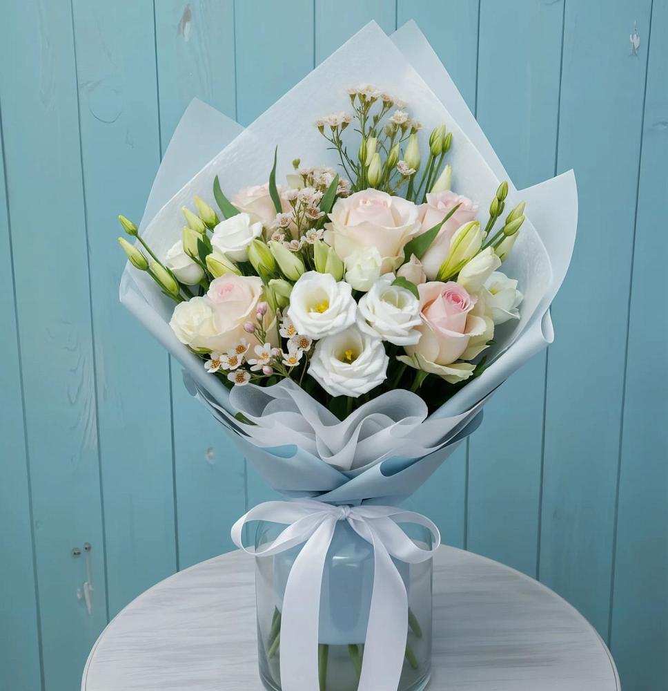 Букет цветов из: Розы и Лизиантусы в Усть-Калманке