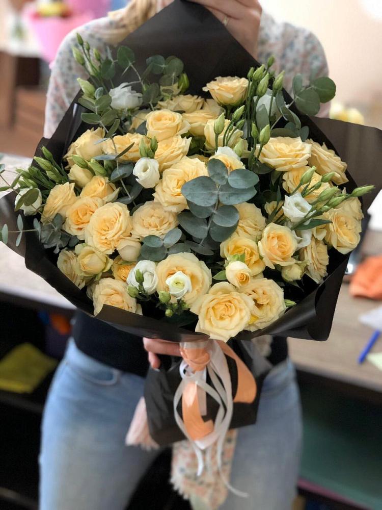 Букет цветов из: Розы и Лизиантусы в Усть-Калманке