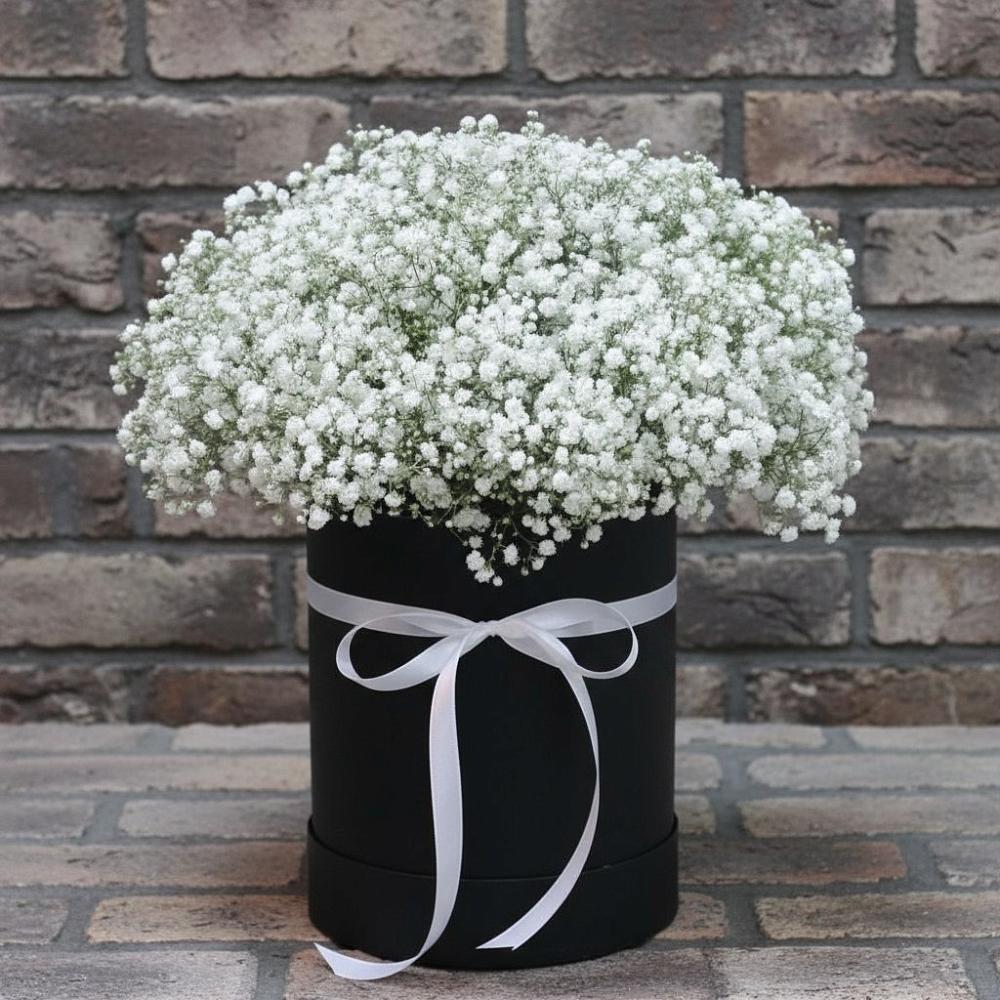 Цветочная композиция из Гипсофила в шляпной коробке в Усть-Калманке