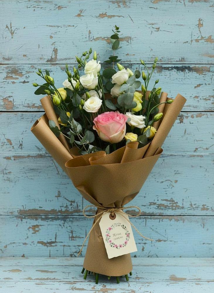 Букет цветов из: Розы и Лизиантусы в Усть-Калманке