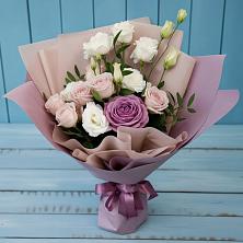 Букет цветов из:  Розы и Лизиантусы в Усть-Калманке