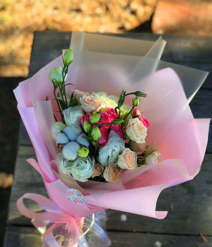 Букет цветов из: Розы и Лизиантусы в Усть-Калманке