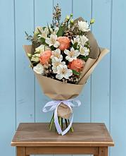 Букет цветов из:  Альстромерии, Лизиантусы, Розы и Хризантемы в Усть-Калманке