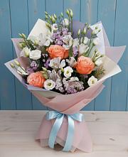 Букет цветов из:  Лизиантусы, Розы, Альстромерии и Гипсофила в Усть-Калманке