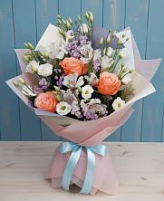 Букет цветов из:  Лизиантусы, Розы, Альстромерии и Гипсофила в Усть-Калманке