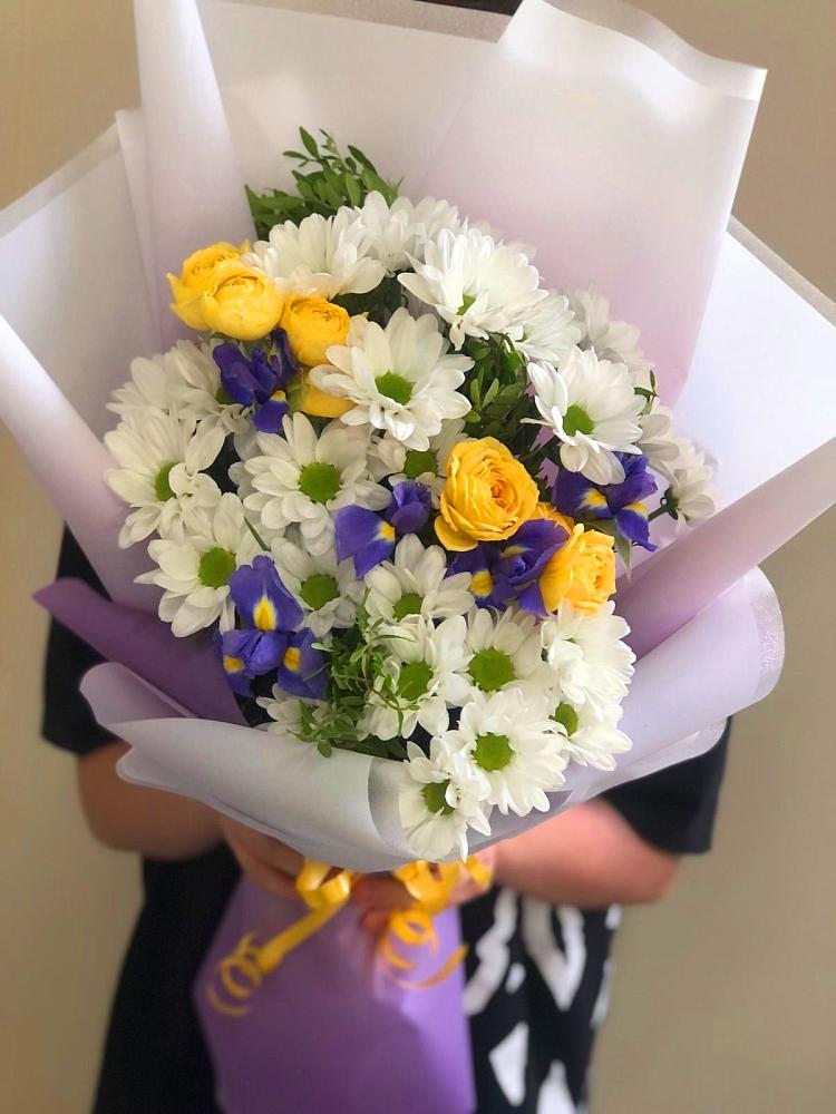 Букет цветов из: Ирисы, Хризантемы и Розы в Усть-Калманке