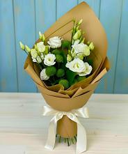 Букет цветов из:  Хризантемы и Лизиантусы в Усть-Калманке