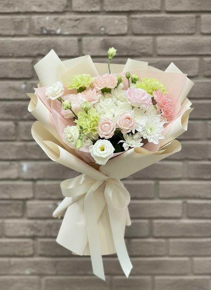 Букет цветов из: Гвоздики, Розы, Лизиантусы и Хризантемы в Усть-Калманке