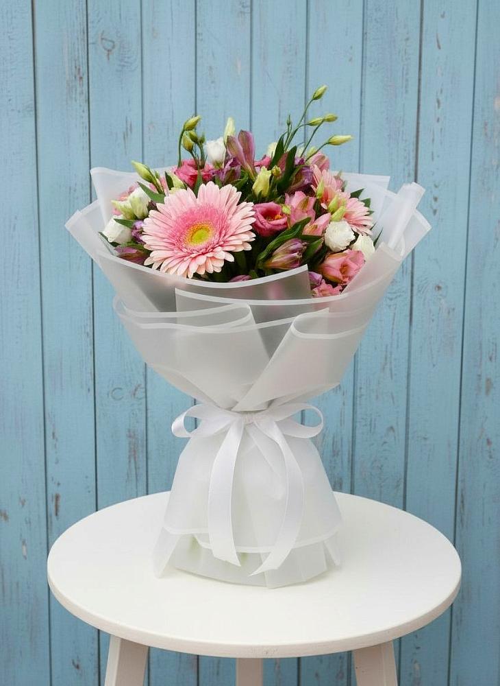 Букет цветов из: Герберы, Альстромерии и Лизиантусы в Усть-Калманке