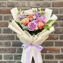 Букет цветов из:  Лизиантусы и Розы в Усть-Калманке