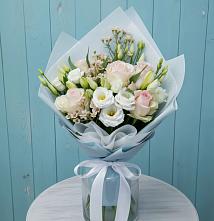 Букет цветов из:  Розы и Лизиантусы в Усть-Калманке