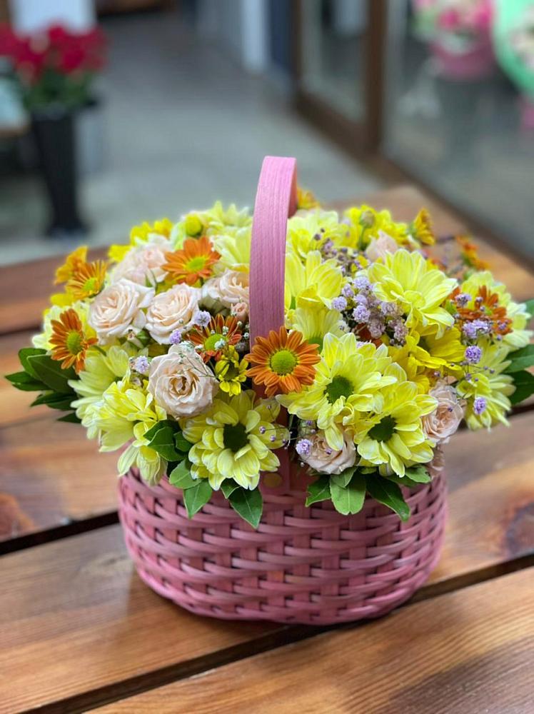 Цветочная композиция из Хризантемы и Розы в корзине в Усть-Калманке