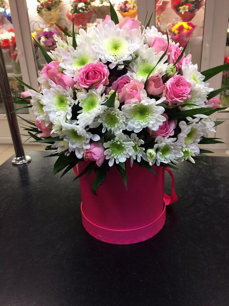 Цветочная композиция из Розы и Хризантемы в шляпной коробке в Усть-Калманке