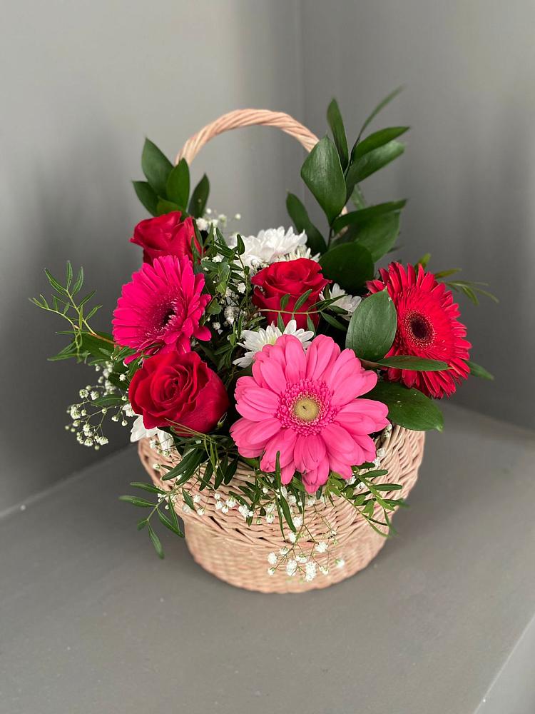 Цветочная композиция из Розы, Хризантемы и Герберы в корзине в Усть-Калманке