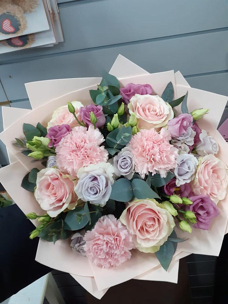 Букет цветов из: Розы, Гвоздики и Лизиантусы в Усть-Калманке