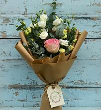 Букет цветов из:  Розы и Лизиантусы в Усть-Калманке