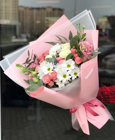 Букет цветов из: Розы, Лизиантусы и Хризантемы в Усть-Калманке