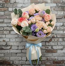 Букет цветов из:  Розы, Лизиантусы и Гвоздики в Усть-Калманке
