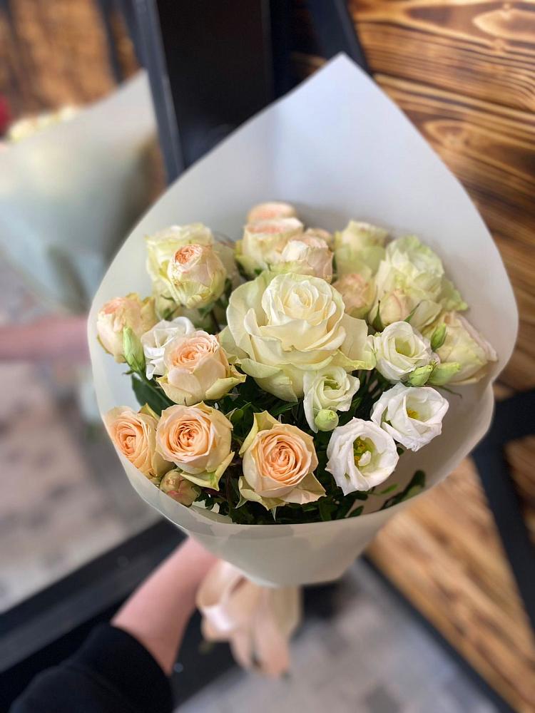 Букет цветов из: Розы и Лизиантусы в Усть-Калманке