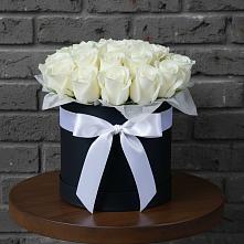 Цветочная композиция из Розы в шляпной коробке в Усть-Калманке