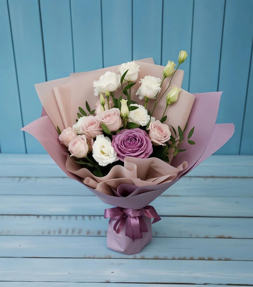 Букет цветов из: Розы и Лизиантусы в Усть-Калманке