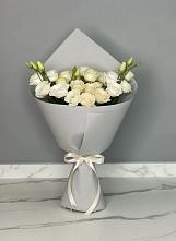 Букет цветов из:  Розы и Лизиантусы в Усть-Калманке